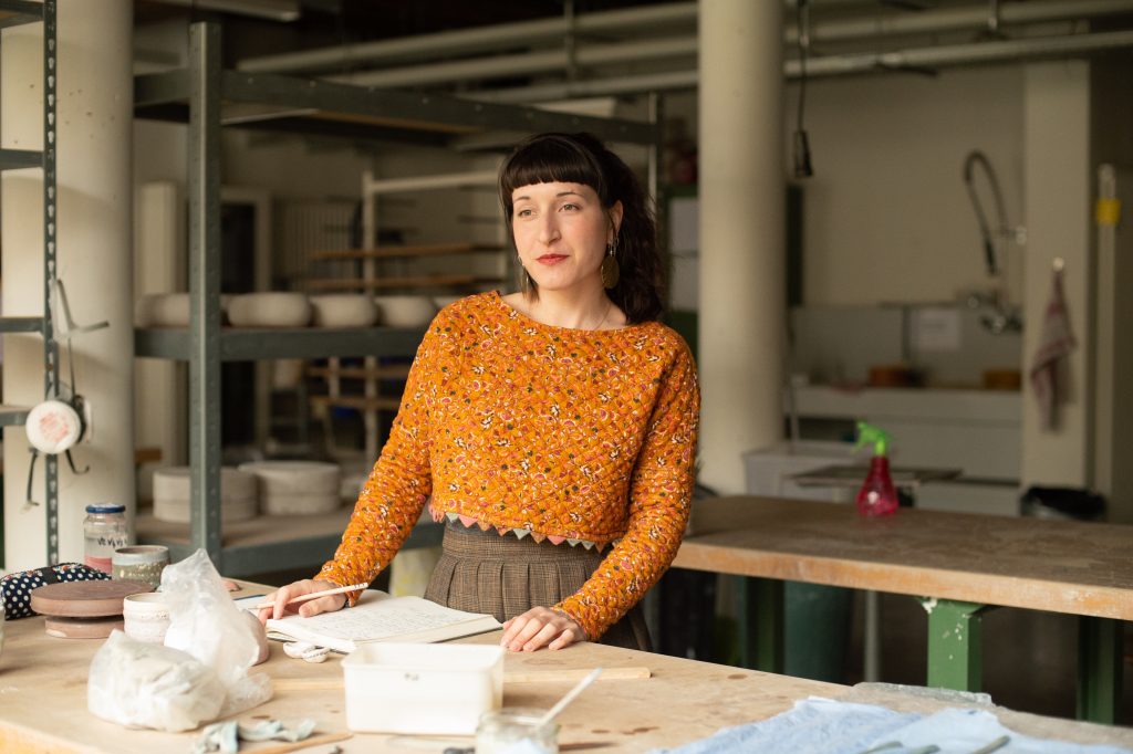 Portait photo de Chris Thibli à la fondation Bruckner à Carouge en Suisse