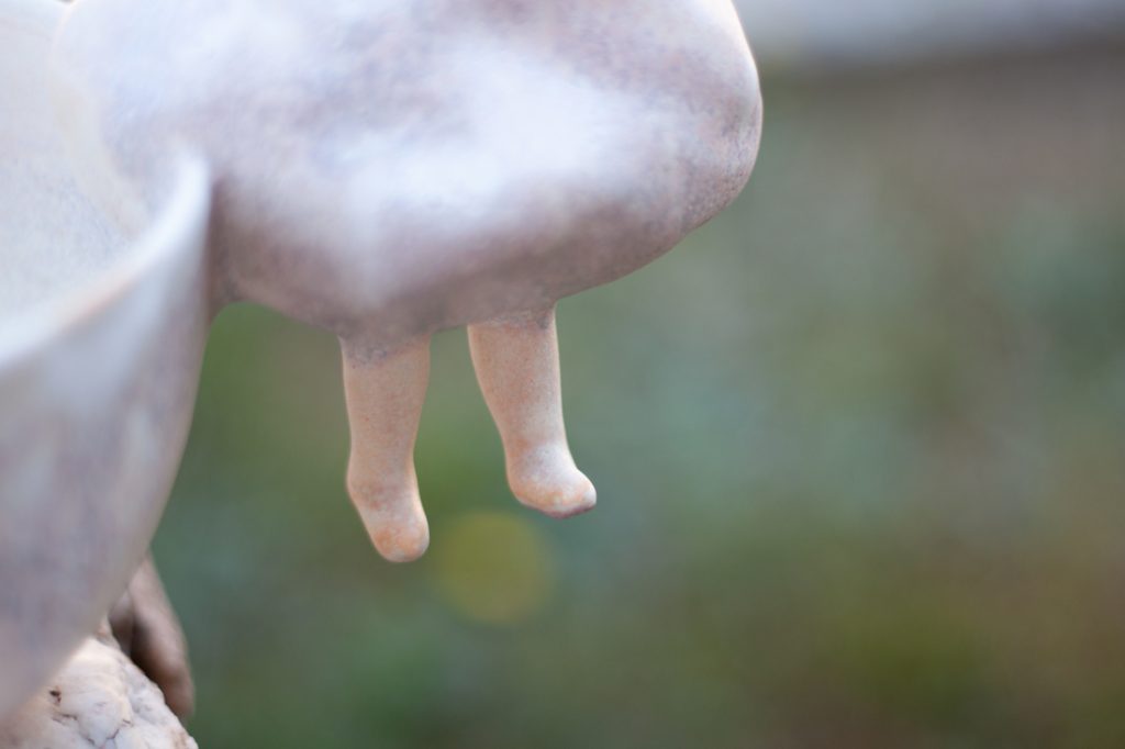 Détail des jambes flottant dans l'air. Bol de la série Comme un oiseau, elle s'est posée sur moi. Réalisé par Chris Thibli en 2020 à l'Institut Européen des Arts Céramique à Guebwiller.