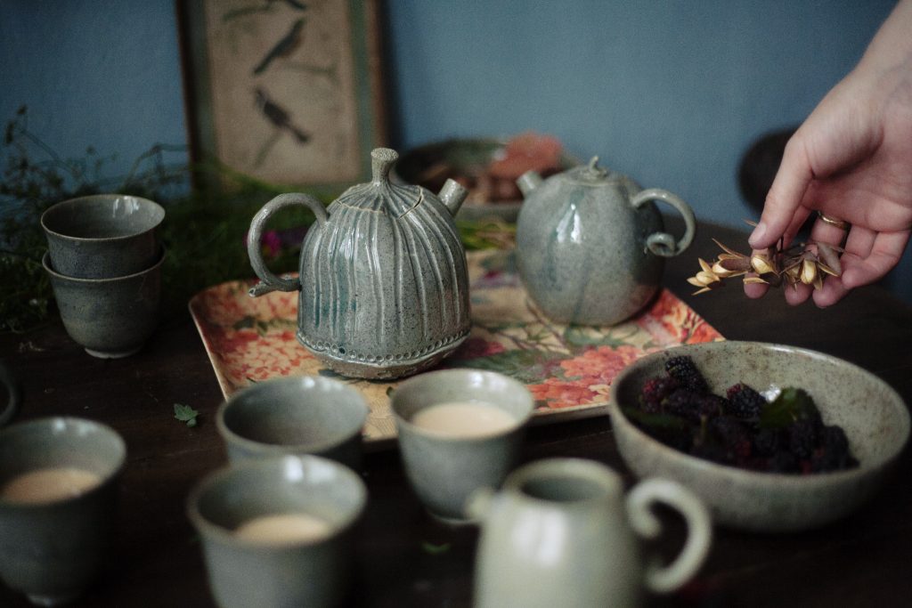 Photo de Tuan Anh NP, durant le shooting photo de Chris Thibli pour la collection de vaisselle intitulée Sylvia