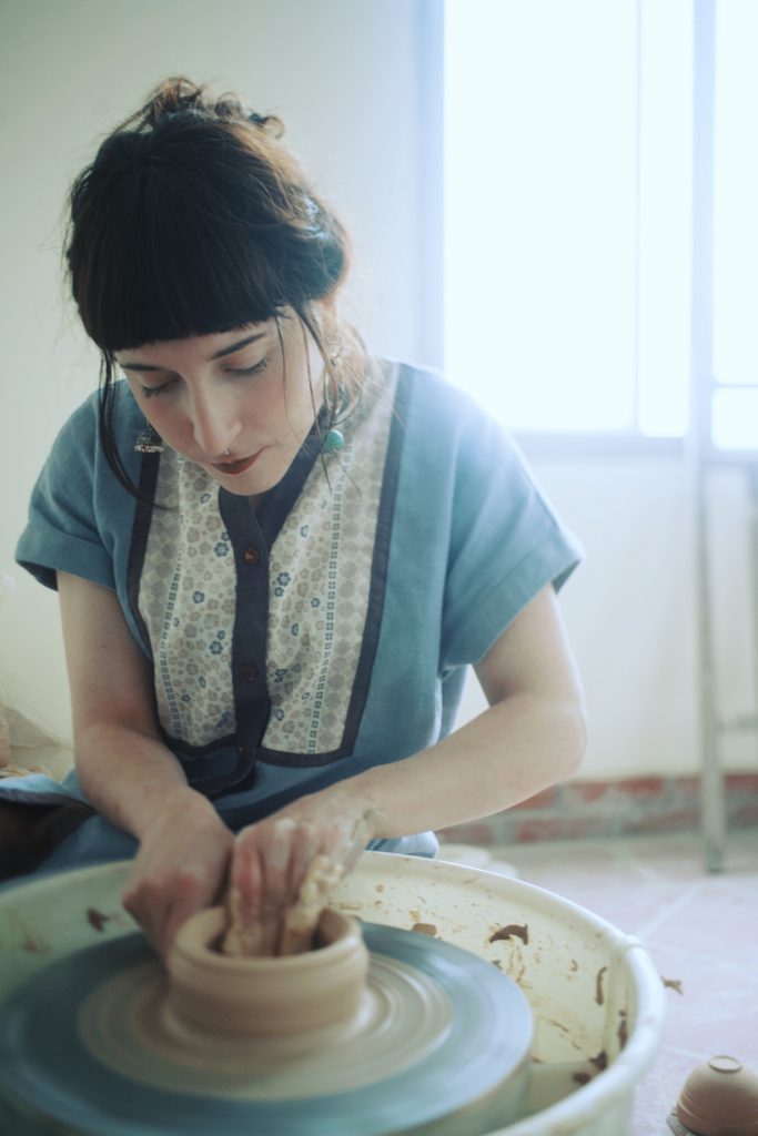 Photo de Tuan Anh NP de Chris Thibli en train de tourner au tour de potier.