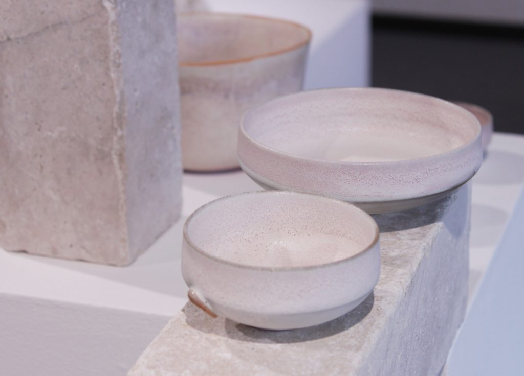 Vaisselle de la série Floralys. Photo prise au moulin de la BLies pour l'exposition made in IEAC acte 6.