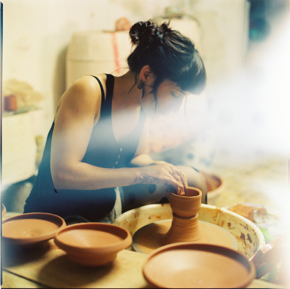 Chris Thibli en train de tourner une pièce dans le village de Bat Trang au Vietnam. Photo de Nguyen The Long