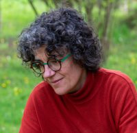 Portait de la céramiste Marilys Ménal dans son jardin en France