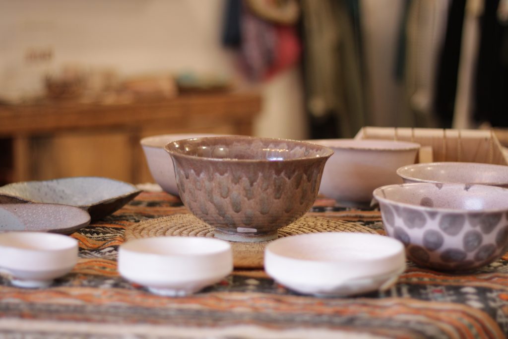 Photos de la vaisselle de Chris Thibli à la boutique BIYA concept store située à Woippy, 34 rue de l'église.