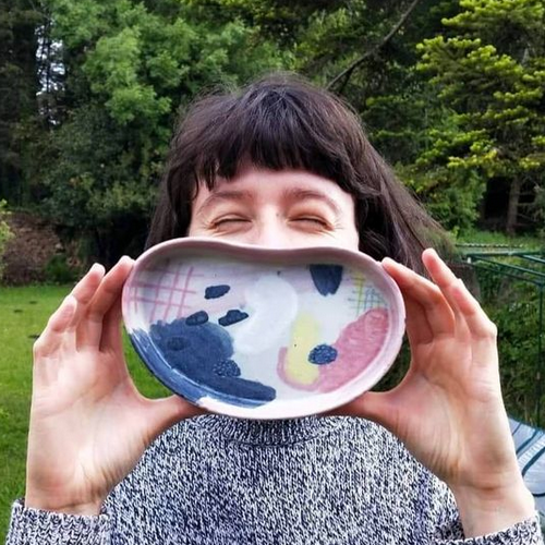 Portrait de Solène Dietz. Céramiste et professeur de poterie pour les enfants en Bretagne.